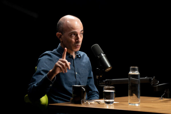 YUVAL NOAH HARARI_Ep867____Carausel_910x607_2