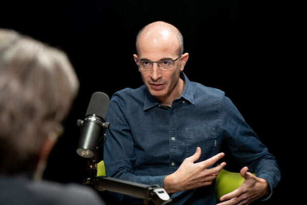 YUVAL NOAH HARARI_Ep867____Carausel_910x607_4